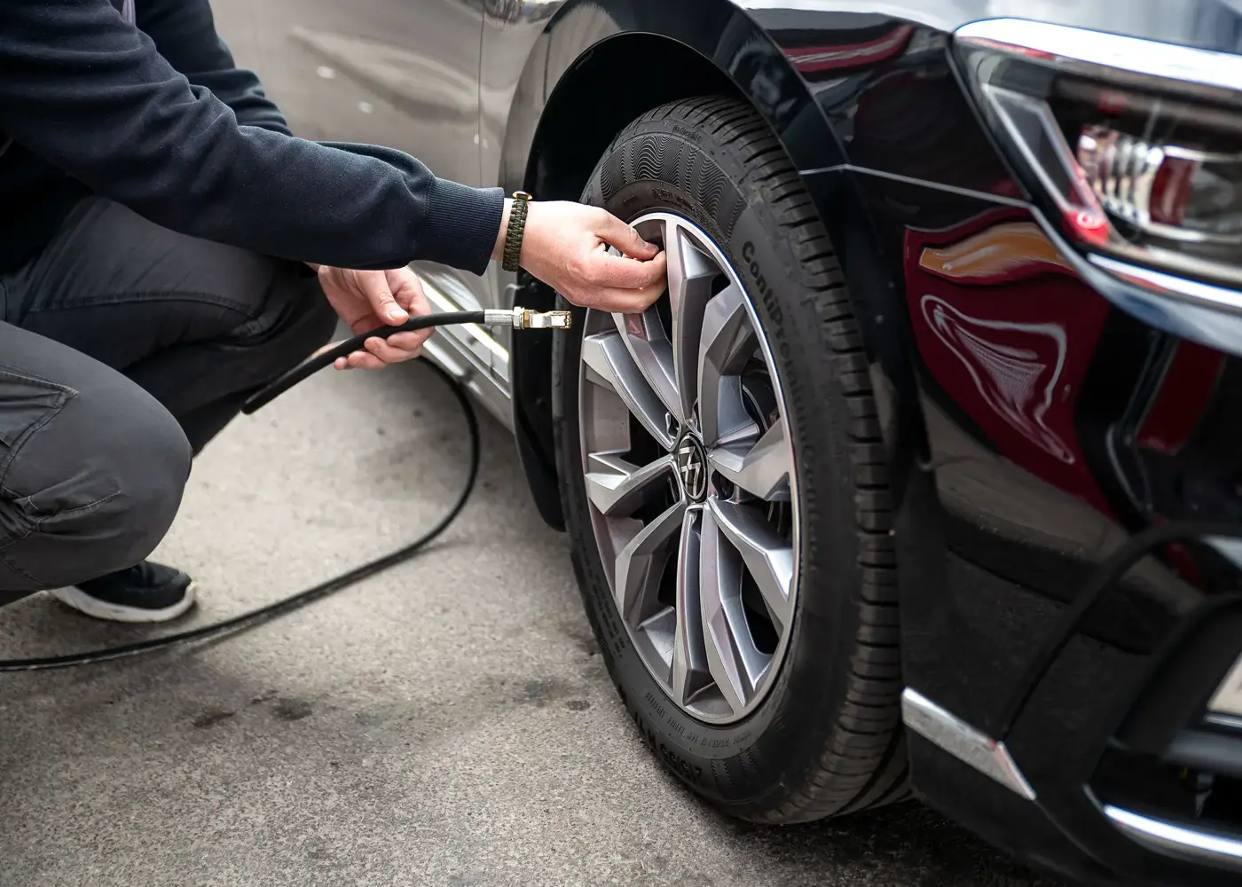 Kontroll av lufttryck på bildäck.