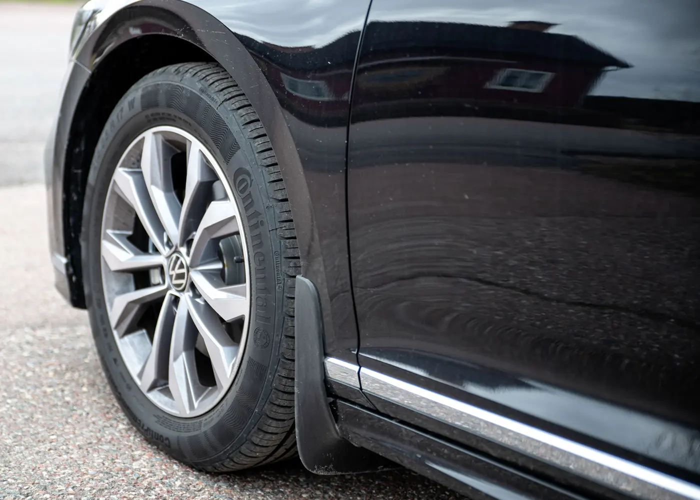 Ett bildäck på asfalt.