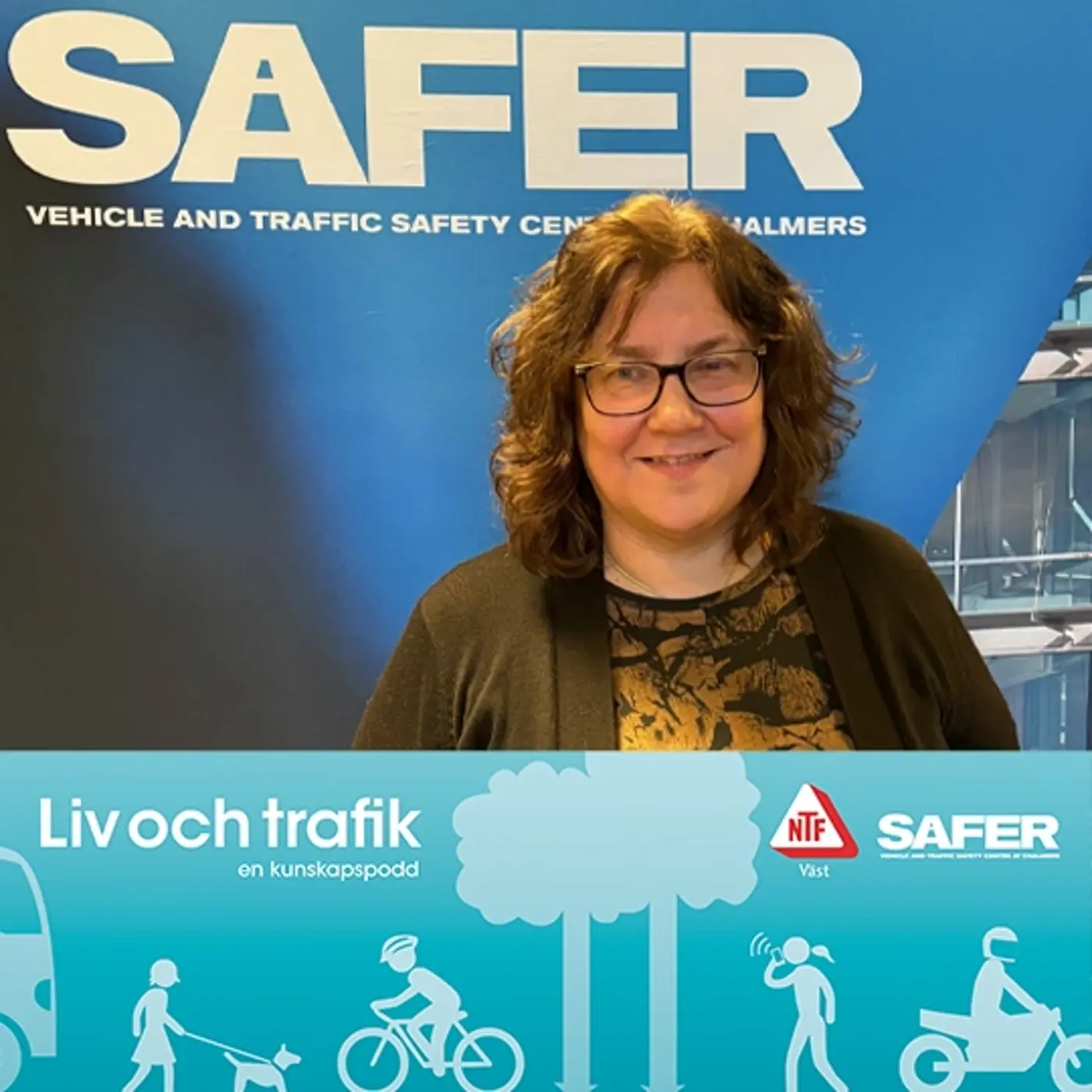 En porträttbild på en medelålders kvinna och nedanför en illustration av olika trafikanter samt texten "Liv och trafik - en kunskapspodd".