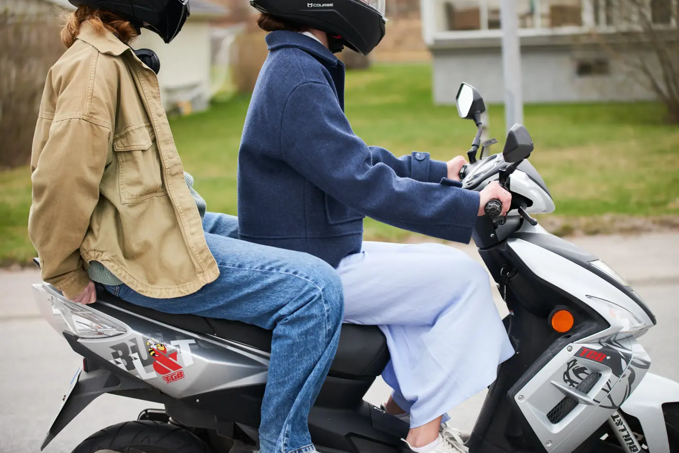 2 ungdomar på en moped med mopedhjälm