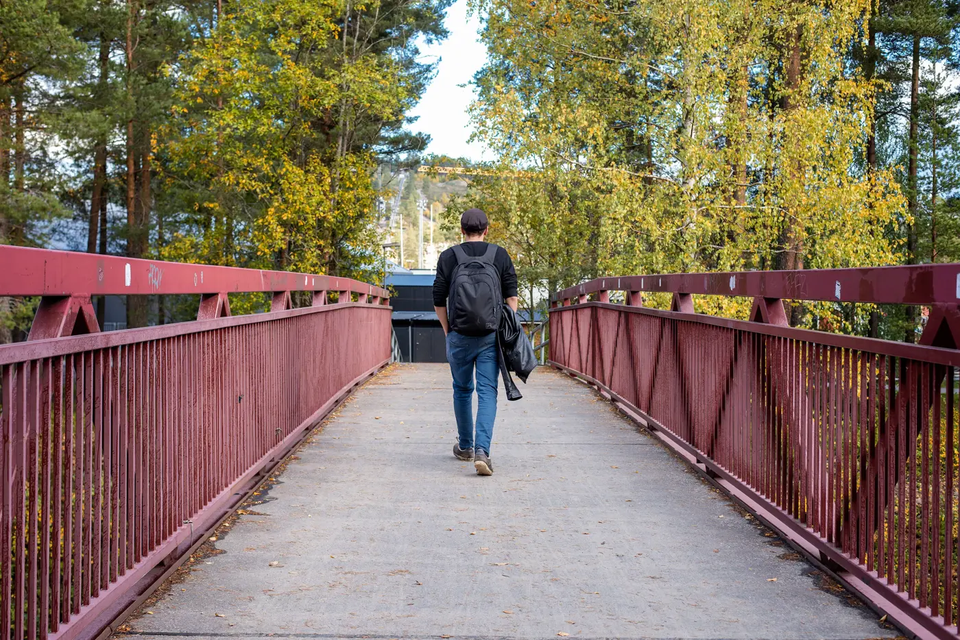 En person promenerar över en gångbro.